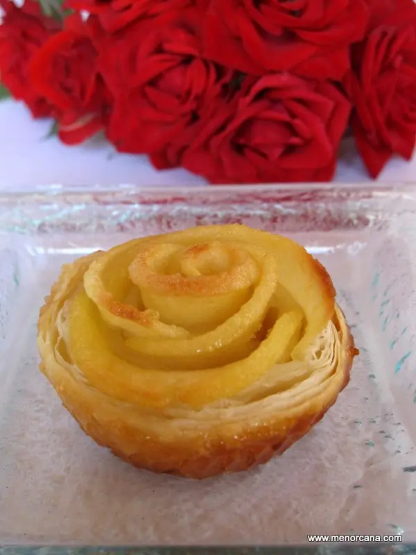 Rosas de hojaldre y manzana