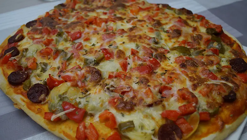 Recetas de pizza: pizza con chorizo, alcachofas y pimiento