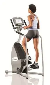 Después de realizar rutina de cuerpo completo en Rutina de entrenamiento para tu primer mes y descubrir ejercicios con diferentes ángulos en Rutina de entrenamiento para tu segundo mes del gimnasio ahora pasamos a una rutina muy adecuada para nuestro tercer mes donde comenzaremos a realizar nuestra primera rutina dividida.
El objetivo de este tercer mes de entrenamiento es aprender nuevos ejercicios y ángulos, al tiempo que comenzar a incrementar la carga de trabajo para sentar las bases del futuro progreso en fuerza y volumen muscular.
si no hiciste el primer mes, todavia estas a tiempo de hacerlo, te dejo el link para que le des un vistazo.
tambien les dejo, para el que no quiere gastar en gimnasio si no sabe que va a hacer un mes completo (es un trabajo dificil, pero no imporsible), le dejo mi otro post sobre ejercicios caseros, para antes de arrancar el gimnasio.
Te preparas para el gimnasio? 4 tips, 30 dias. pasa papu!
Rutina de gimnasio para el primer mes.
Planificación de la rutina
bueno vamos a hacer una rutina de cuatro dias a la semana, en las que seran dos dias, un descanso, dos dias mas, y fin de semana libre (descanso).
Rutina dividida
Ahora dividiremos el cuerpo en dos sesiones y las repetís dos veces, o sea que cada grupo lo trabajaremos dos veces cada siete días. Utilizarémos ejercicios distintos, así que debemos centraros en aprender los nuevos recorridos y sentir trabajar los músculos en cada uno.
El orden de los ejercicios siempre ha de ser de mayor a menor, pero ahora emplearémos varios movimientos y no uno solo para cada grupo.
Antes de finalizar la sesión acabar con algo de trabajo abdominal.
El objetivo en este tercer mes es comenzar a sobrecargar el sistema con una mayor cantidad de trabajo para estimular la respuesta de adaptación al estrés y acelerar la capacidad de recuperación.
Usar un peso que nos permita llegar a las repeticiones establecidas en todos los ejercicios , pero debémos notar algo de fatiga al final para estimular la fuerza y la ganancia de volumen
Calentamiento
Seguimos realizando 5-10 minutos de actividad aeróbica de baja intensidad para elevar la temperatura corporal y el ritmo cardiorrespiratorio antes de empezar con las pesas.
Día 1: Lunes y jueves. Piernas y Hombro
Piernas
1. Aeróbic Simulador de escaleras 5-10 minutos
![rotina rotina