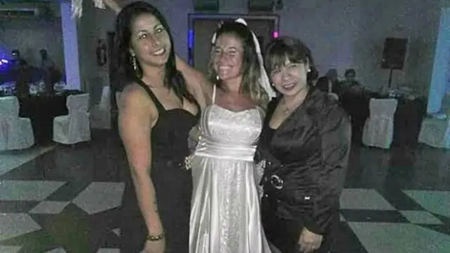 la plantó en el altar y ella decidió "casarse" con su perra