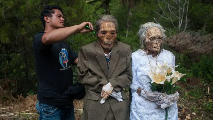 desentierran a sus muertos cada 3 años para limpiarlos