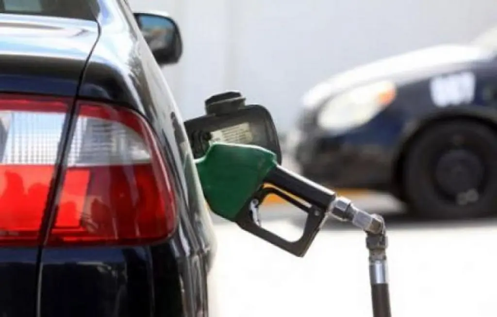 La producción de petróleo baja, la gasolina sube