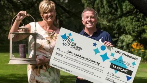 Ganó 15 millones de dólares en la loteria volvió a trabajar