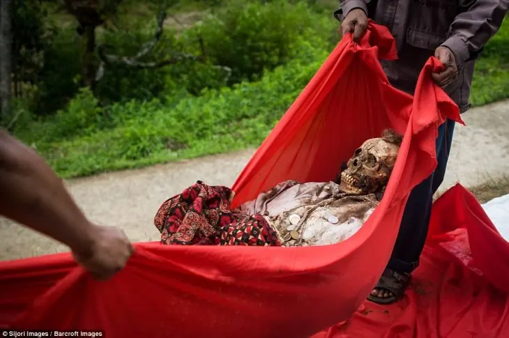 desentierran a sus muertos cada 3 años para limpiarlos