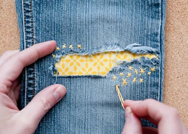 5 ideas originales para arreglar pantalones rotos