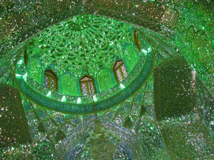 Esta mezquita luce ordinaria, pero su interior es increible