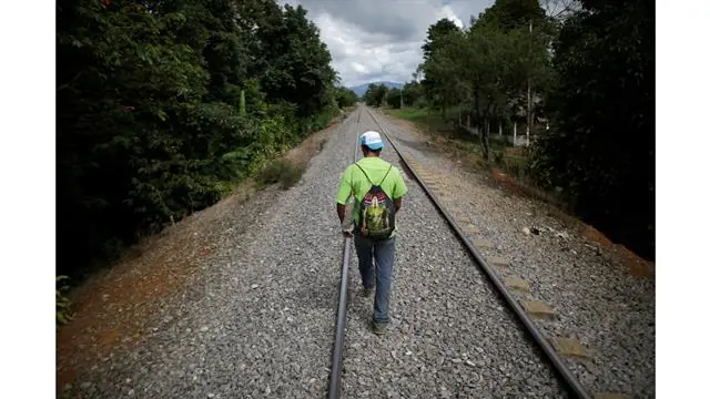 Las Patronas alimentan migrantes que van en La Bestia Las Patronas alimentan migrantes que van en La Bestia