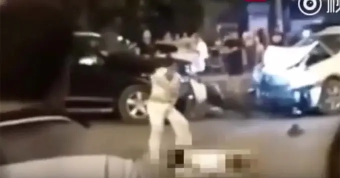 China atropelló a su marido, lo mató y bailó sobre cadáver