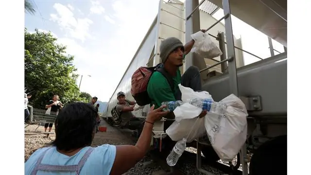 Las Patronas alimentan migrantes que van en La Bestia Las Patronas alimentan migrantes que van en La Bestia