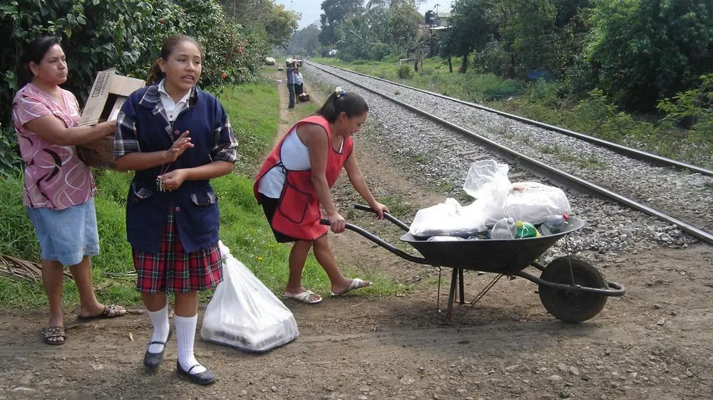 Las Patronas alimentan migrantes que van en La Bestia Las Patronas alimentan migrantes que van en La Bestia