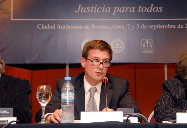 Indignante. Secretario judicial maltratando a policía