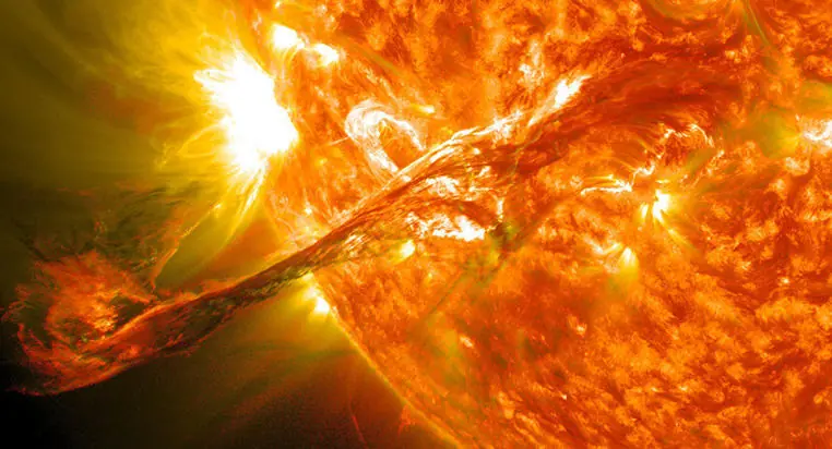 ¿Nave Alienígena Sustrae Energía Del Sol?