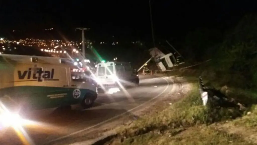 Más de 20 alumnos de 12 y 13 años heridos al volcar un micro