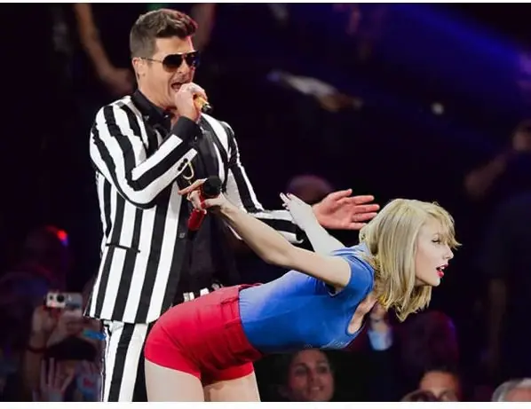 Épica batalla de Photoshop con foto de Taylor Swift