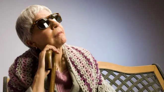 Mujer ciega puede ver al cambiar de personalidad