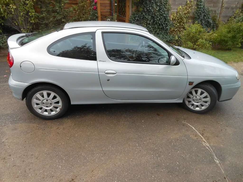 este es mi Renault favorito el Megane Coupe mod 2000 este es mi Renault favorito el Megane Coupe mod 2000