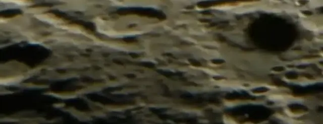 Un enorme OVNI flota sobre la superficie de la luna