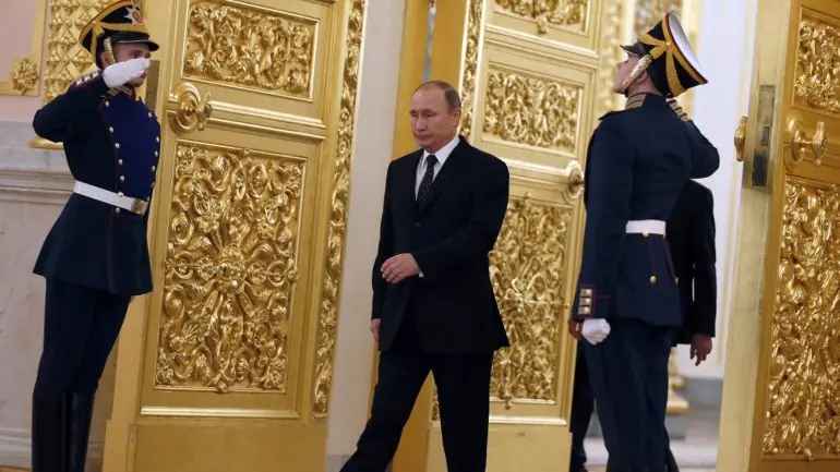 Por qué Vladimir Putin no mueve un brazo cuando camina