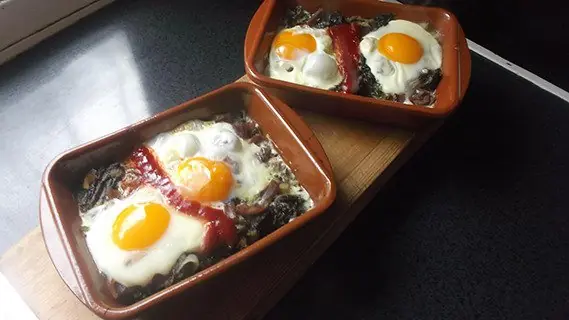 Huevos con jamón y acelgas