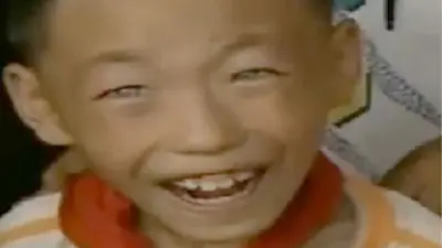 Misterioso niño chino de ojos azules que ve en la oscuridad