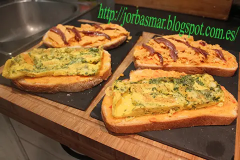 Rebanadas con tortilla y pastel de cabracho