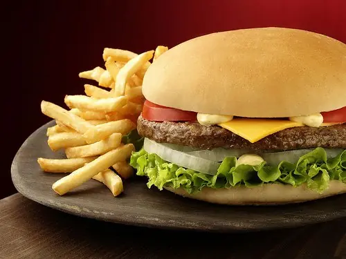 ¿Qué le sucede a tu cuerpo luego de comer una hamburguesa?