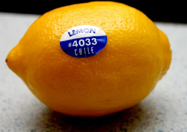 ¿Sabes qué significan estas pegatinas en las frutas?