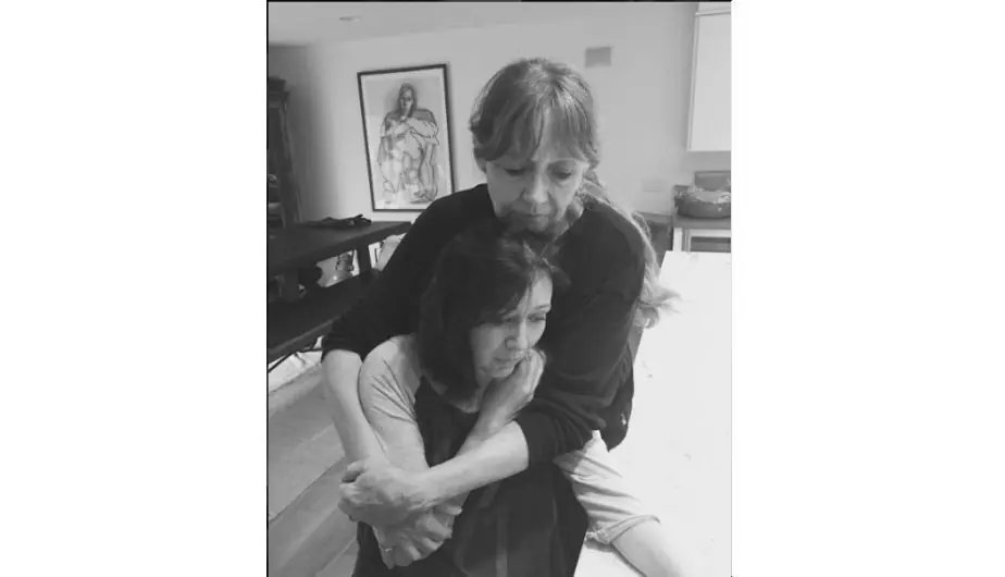 Shannen Doherty publicó fotografías rapándose por el cáncer