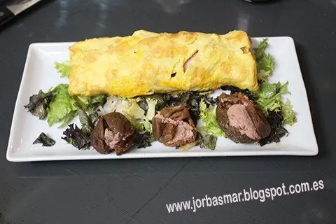 Espárragos envueltos en carne y tortilla