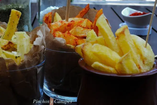 papas fritas crujientes + costillas de cerdo al oreganato