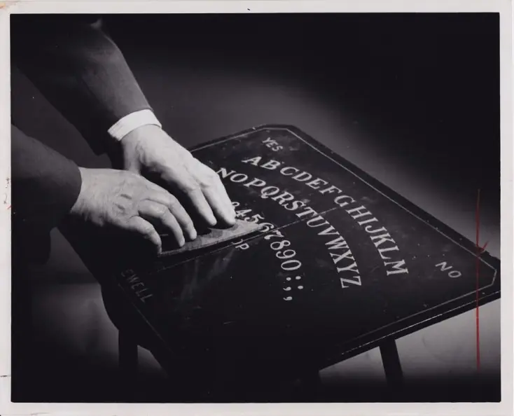 10 Curiosidades espeluznantes sobre la OUIJA. 10 Curiosidades espeluznantes sobre la OUIJA.