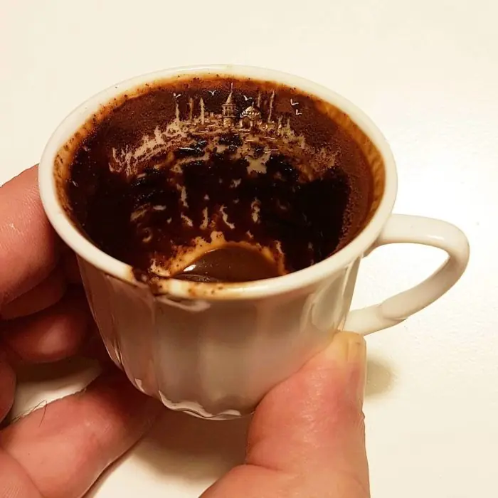 Realiza obras de arte en los objetos muy pequeños