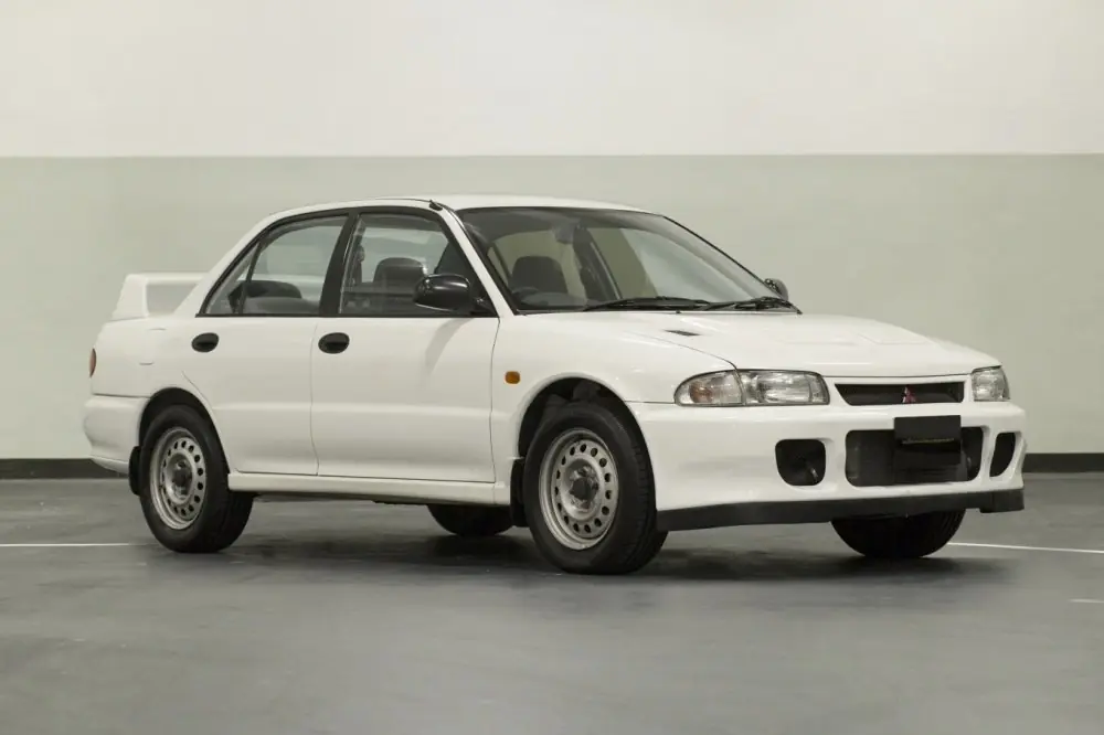 sale a la venta un Mitsubishi Lancer Evo II RS de 1995