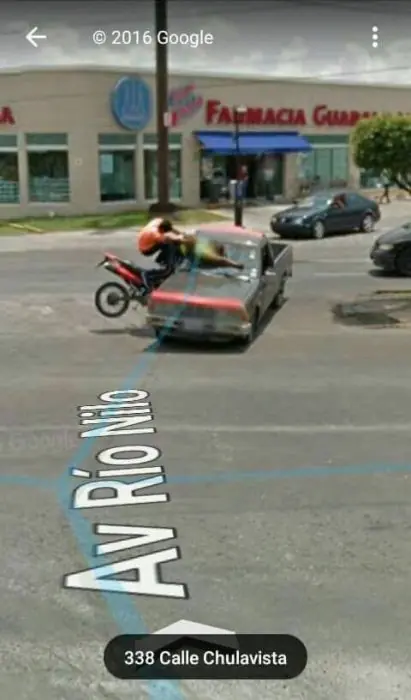 Google Earth capta, paso por paso, un gracioso accidente