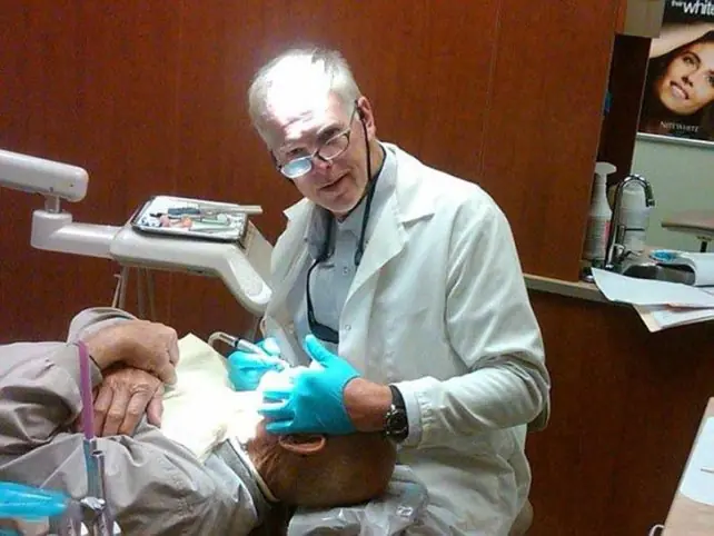 Un falso dentista le sacó a un paciente diez dientes...