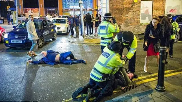 victima del photoshop en medio de un arresto