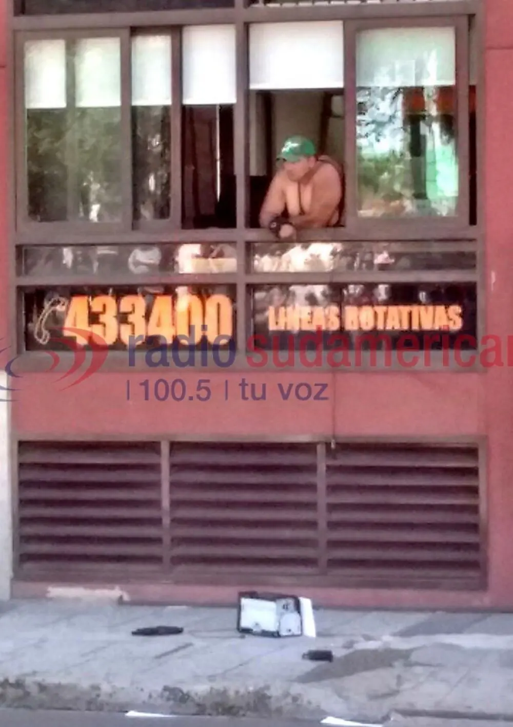 Superheroe Correntino toma rehenes con un mazo