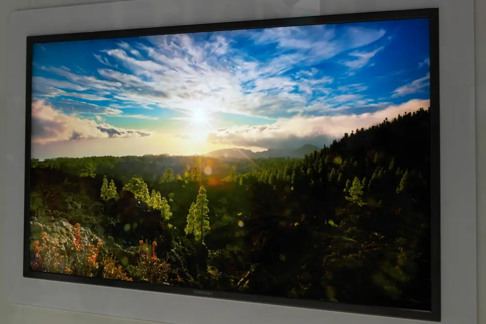 Coreana divina presenta una TV de 1mm de espesor