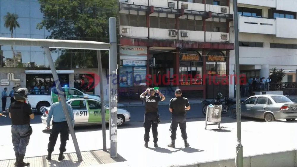 Superheroe Correntino toma rehenes con un mazo