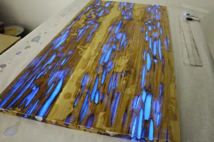 Mira cómo hacer una mesa que brilla en la oscuridad