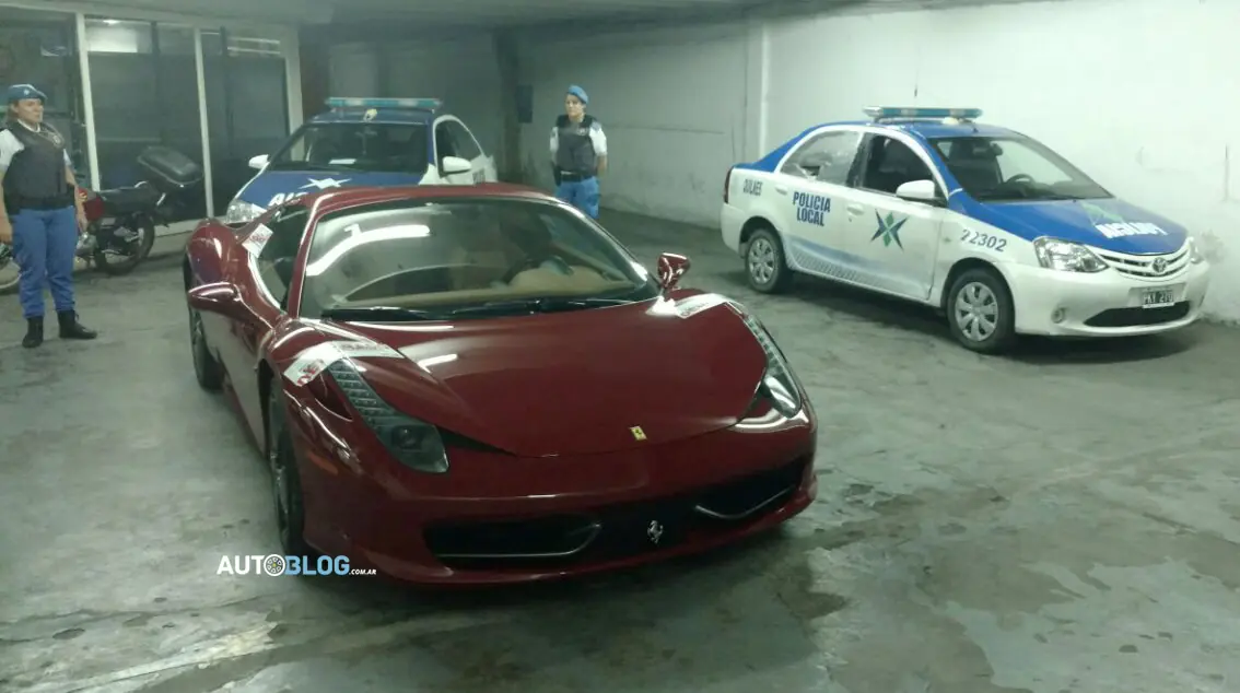 Manejaba Ferrari sin registro y con patente tapada.