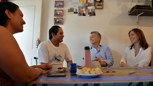 Macri "timbreo personalizado" fue a la casa de un obrero