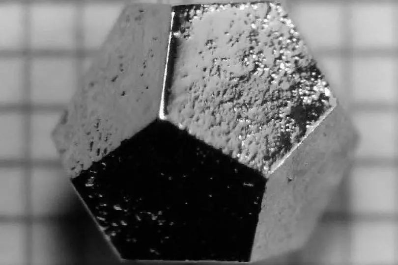 Encuentran un cristal incrustado en un meteorito!