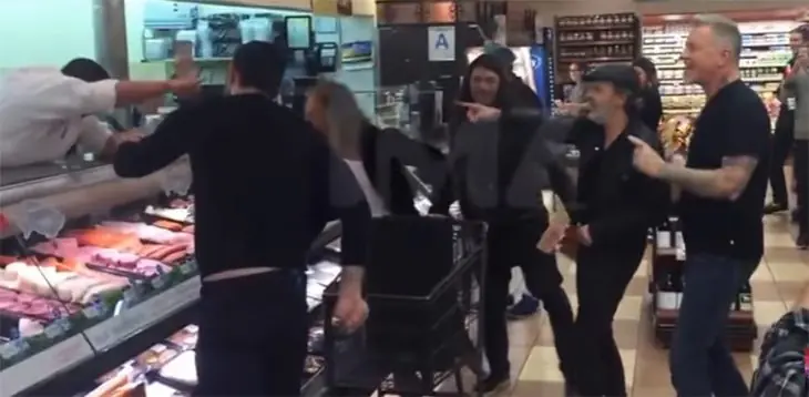 Metallica va al supermercado a comprar un kilo de jamón