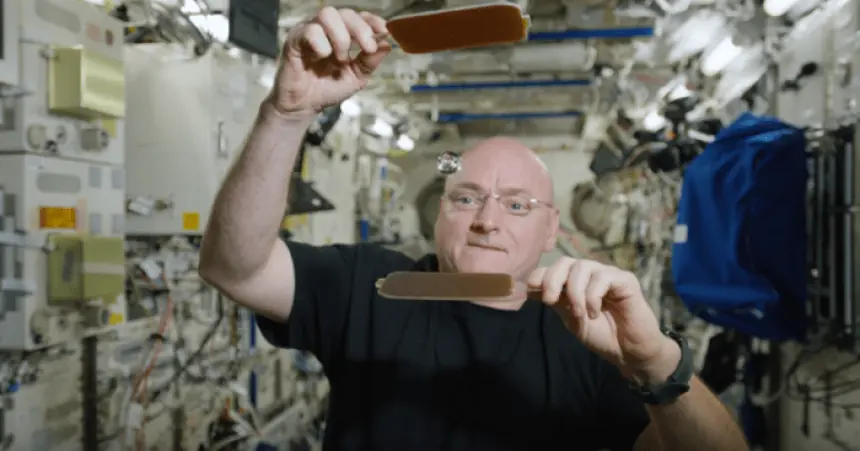 Scott Kelly nos muestra como es el ping pong espacial