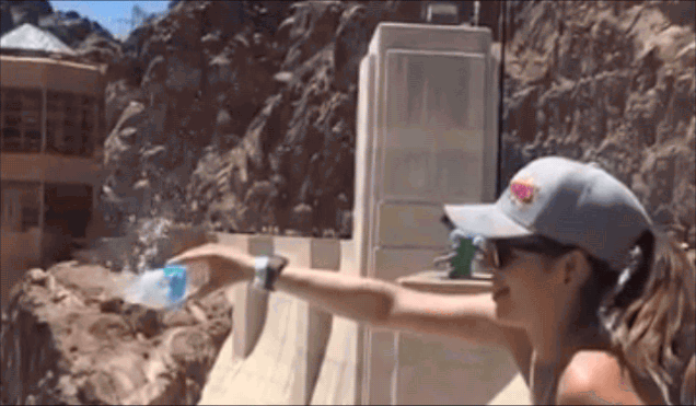 El agua se derrama hacia arriba en presa más altas del mundo