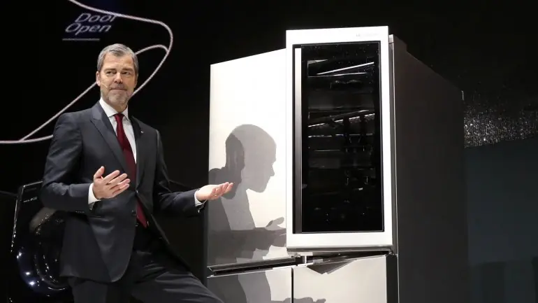 Heladera con puertas q se abren solas y pantalla para ver TV