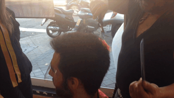 El Peluquero que corta el pelo con Katanas y un Soplete