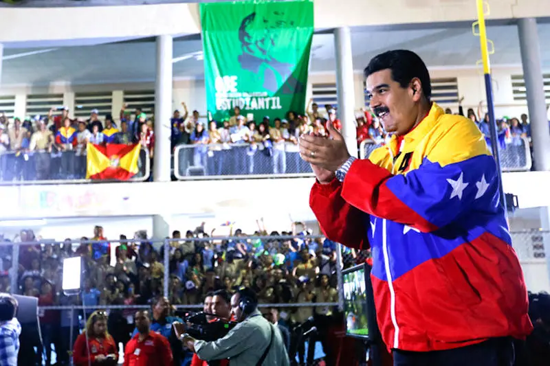 Vzla:Maduro becas aumentaran de Bs. 4000 a 8000