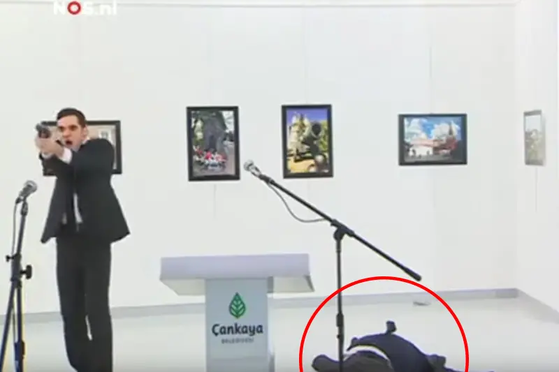 Graban la muerte del Embajador ruso tiroteado en Turquia!